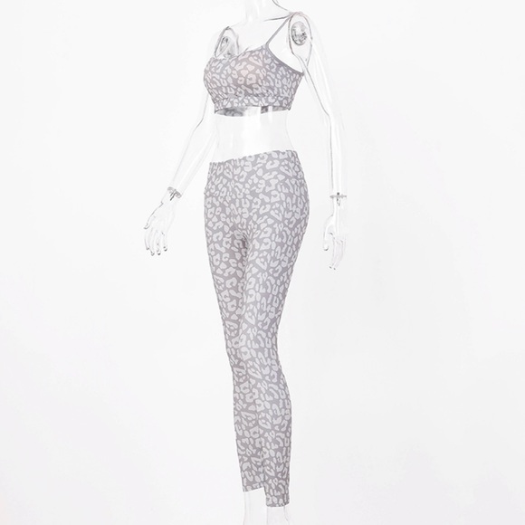 🤍 Emma Gray Leopard Print Workout Set 🤍 - Picture 11 of 15